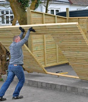 Pihavaraston etuseinä nostetaan paikoilleen Pihavaraston etuseinä nostetaan paikoilleen